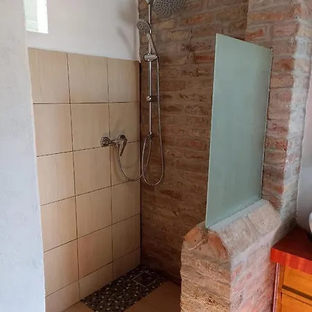 Uj Vilag Apartmán